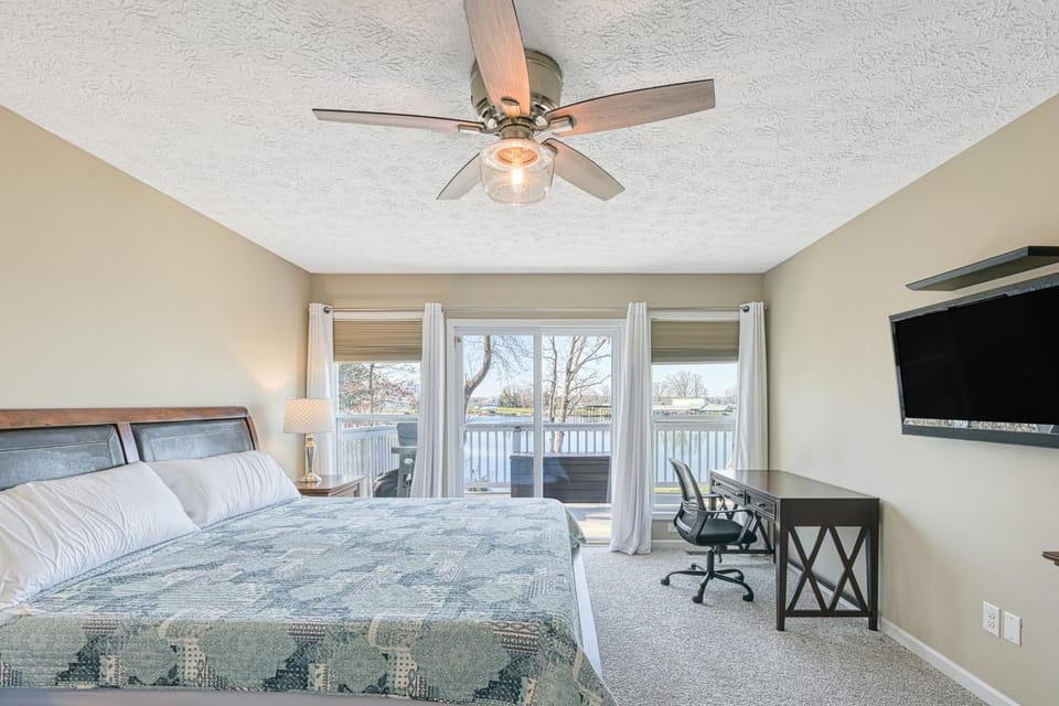 Bed, TV and multimedia, Seating area, Bedroom