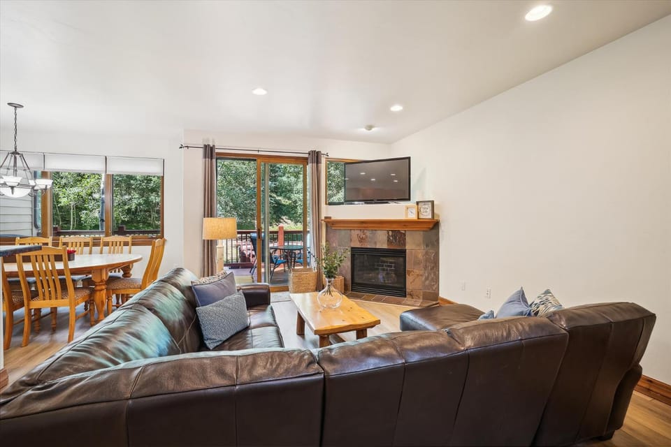 Highland Greens 25, Townhome in Breckenridge, with a Private Hot Tub House in Breckenridge