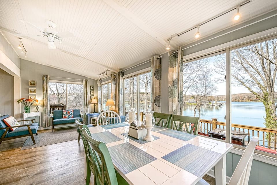 Day, Seating area, Dining area, Lake view