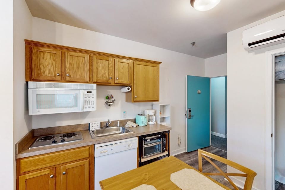 Coffee/tea facilities, Kitchen or kitchenette, Dining area, oven, stove, toaster, kitchen