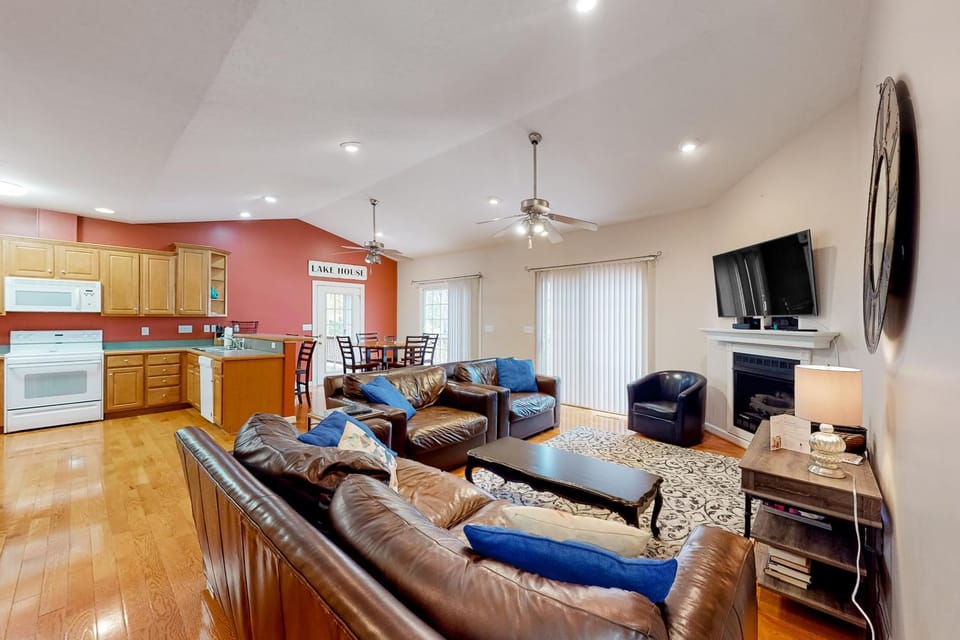TV and multimedia, Kitchen or kitchenette, Living room, Seating area, Dining area