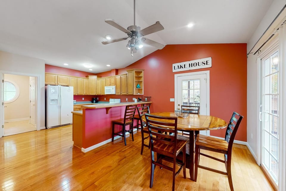 Kitchen or kitchenette, Dining area, dishwasher, oven, stove