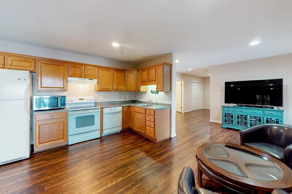 TV and multimedia, Kitchen or kitchenette, dishwasher, oven, toaster
