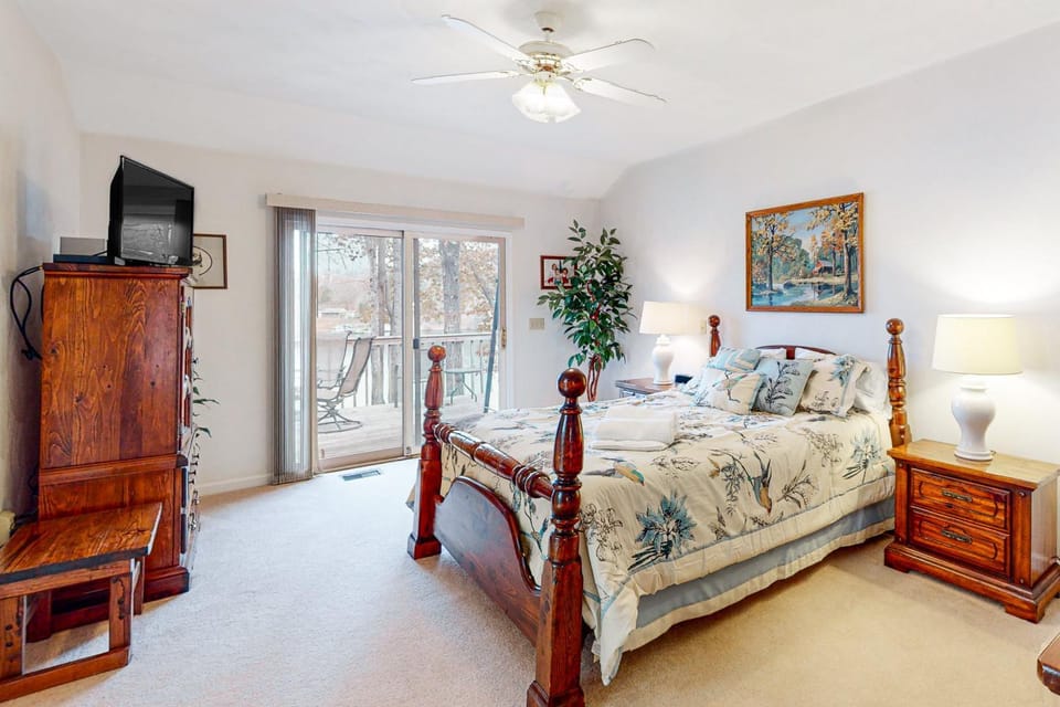 Bed, TV and multimedia, Bedroom