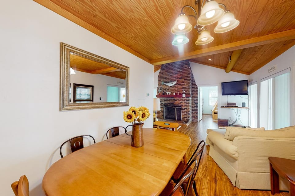 TV and multimedia, Living room, Seating area, Dining area
