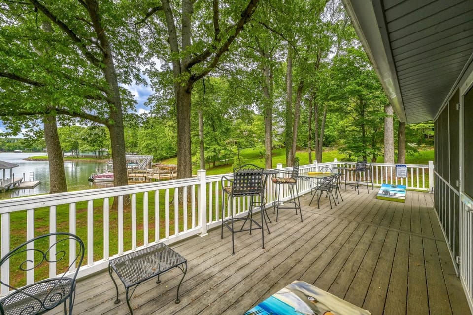 Patio, Day, Balcony/Terrace, Seating area