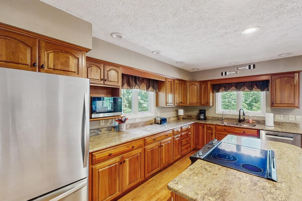 Coffee/tea facilities, Kitchen or kitchenette, oven, kitchen