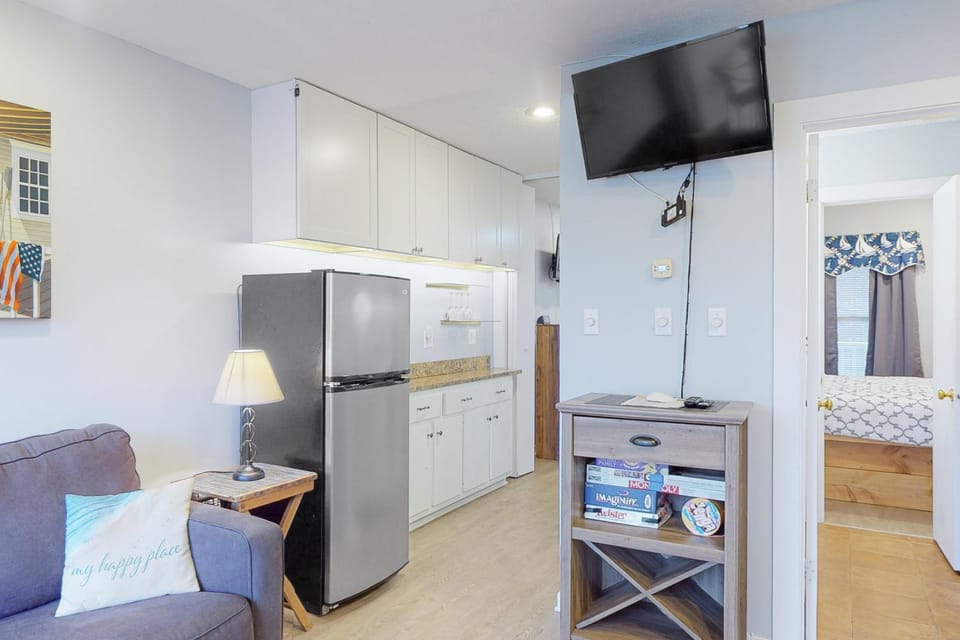 TV and multimedia, Kitchen or kitchenette, Living room, Seating area, Dining area, oven, stove