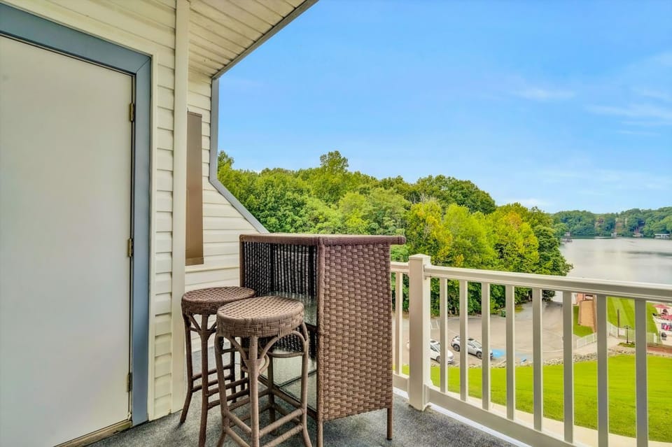 Day, Balcony/Terrace, Seating area, Lake view