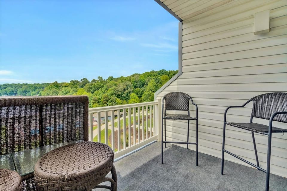Day, Balcony/Terrace, Seating area, Lake view