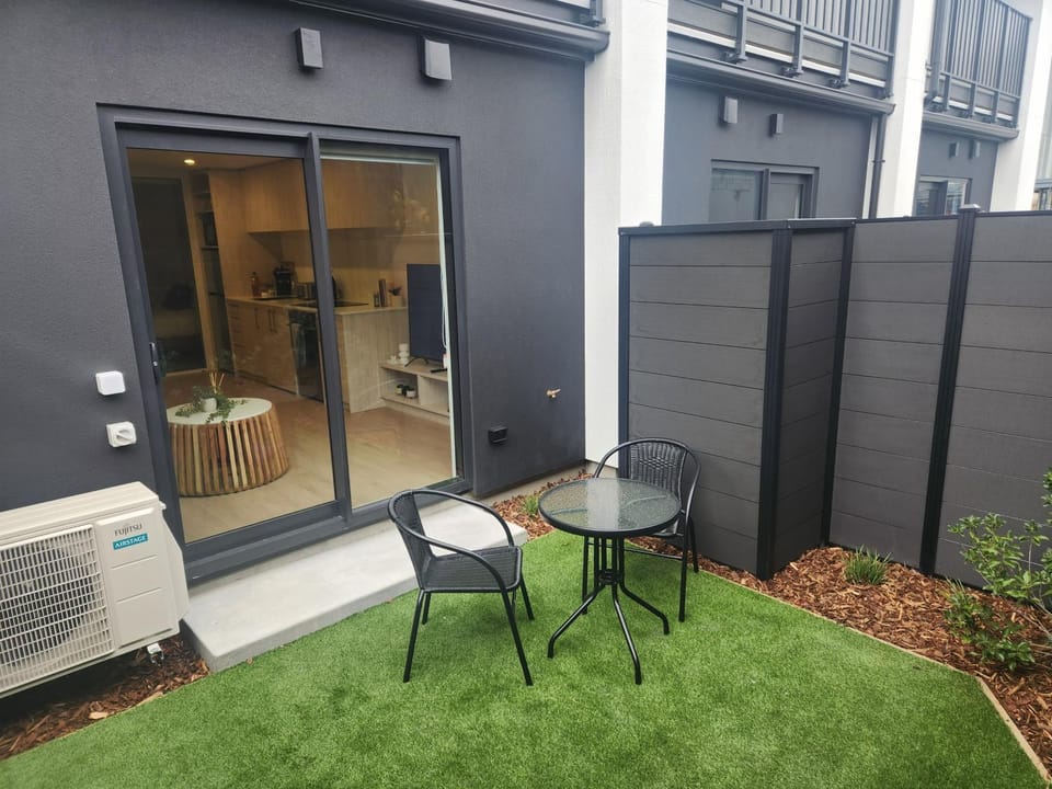 Central, Sleeps 4, Spa & Sauna Apartment in Christchurch