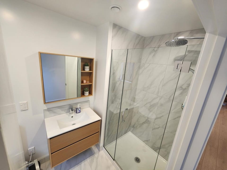 Central, Sleeps 4, Spa & Sauna Apartment in Christchurch