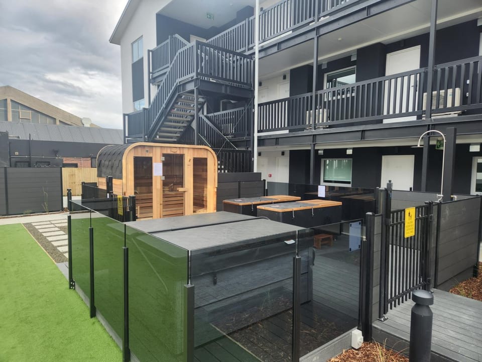 Central, Sleeps 4, Spa & Sauna Apartment in Christchurch
