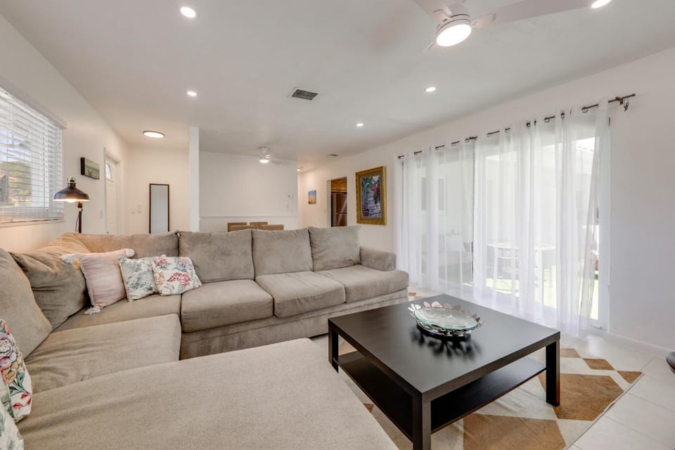 1 Mi to Pompano Beach! Couple’s Retreat w/ Pool House in Pompano Beach