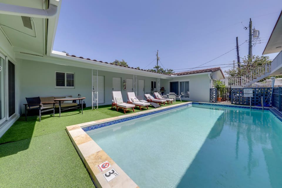 1 Mi to Pompano Beach! Couple’s Retreat w/ Pool House in Pompano Beach