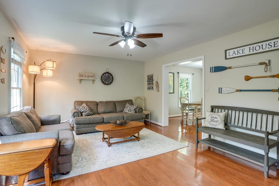 Hot Tub, Boat Slip & Arcade Games! Lake Anna Home House in Lake Anna