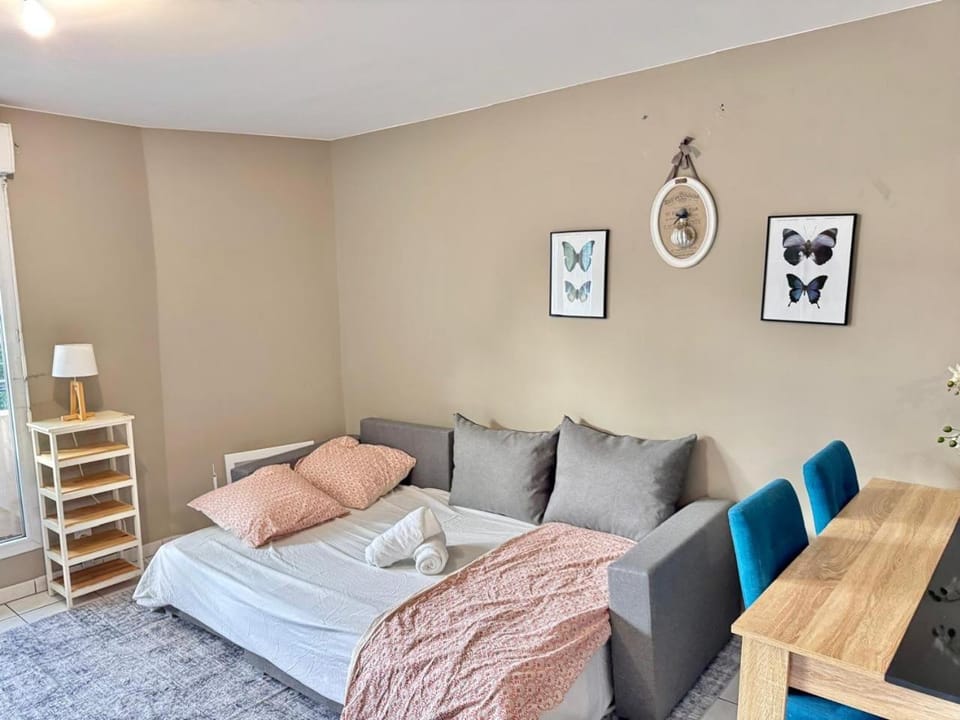 Bed, Living room, Photo of the whole room, Seating area, towels