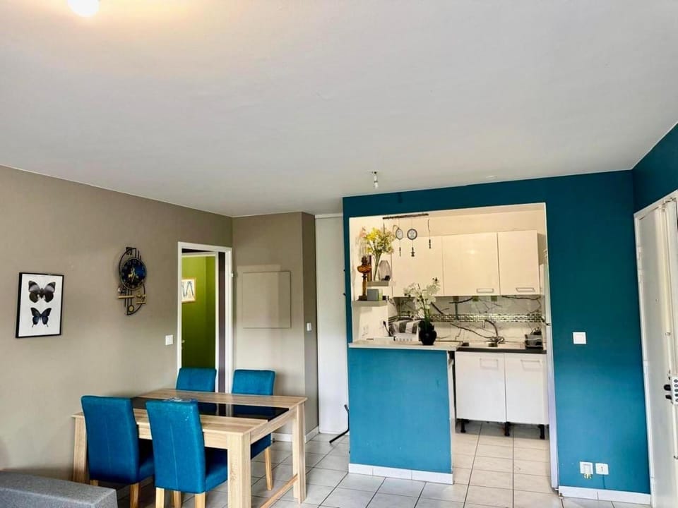 Kitchen or kitchenette, Dining area, stove