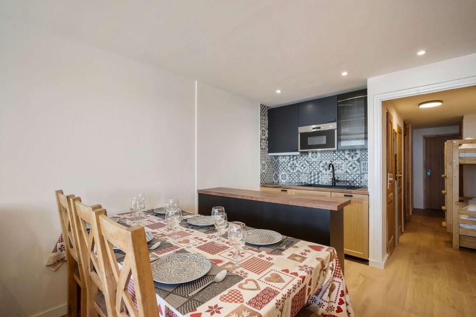 Ski in and out Bright Alpine Flat with Mountain view Apartment in Les Allues