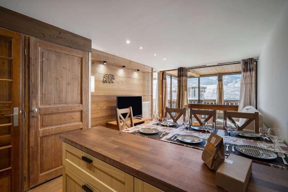 Ski in and out Bright Alpine Flat with Mountain view Apartment in Les Allues
