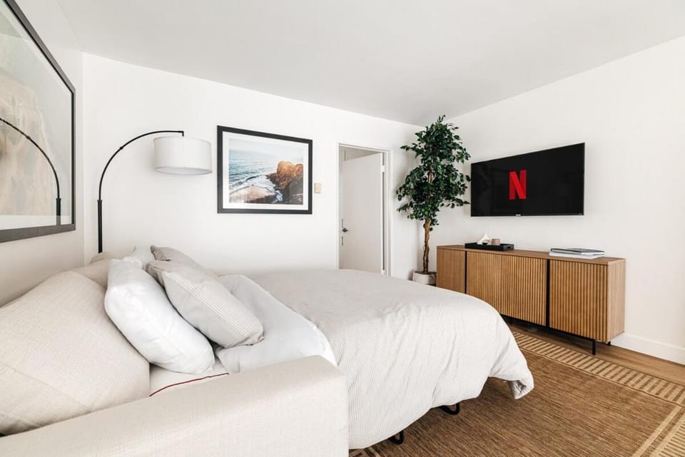 Vibrant Stay in LA Apartment in Mar Vista