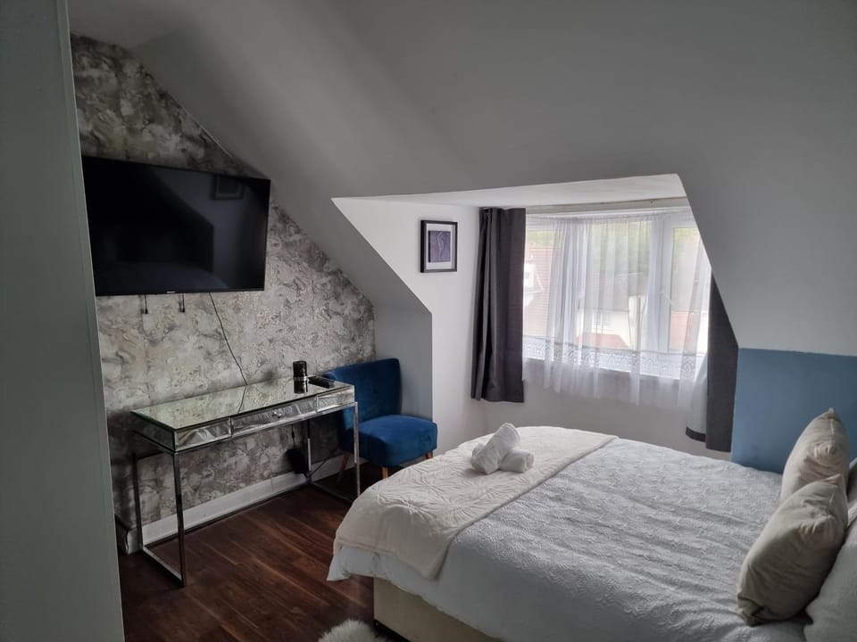 Beautiful double room, mins away from Norbury station Bed and Breakfast in London Borough of Croydon