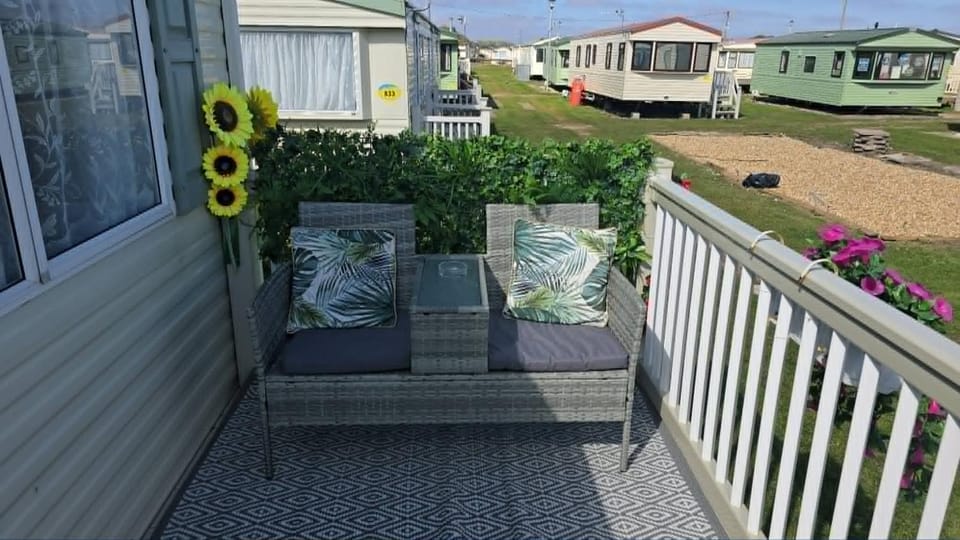 Property building, Balcony/Terrace, Seating area