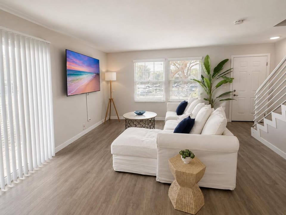 Modern 2 Bedroom Townhome in Palos Verdes Apartment in Torrance