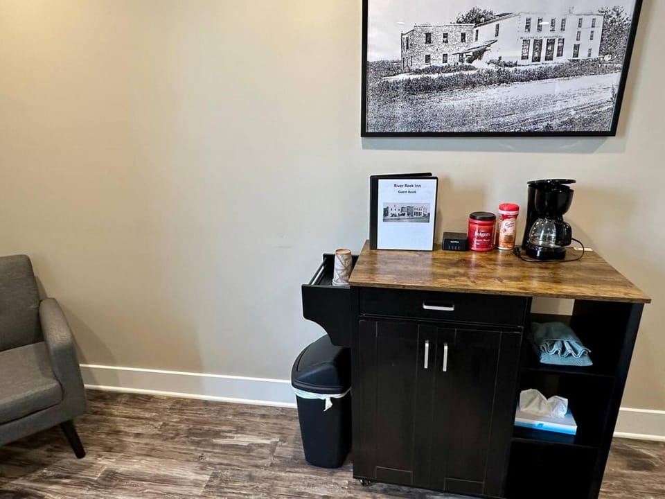 Harbor Hideaway Suite - River Rock Inn House in Bellevue
