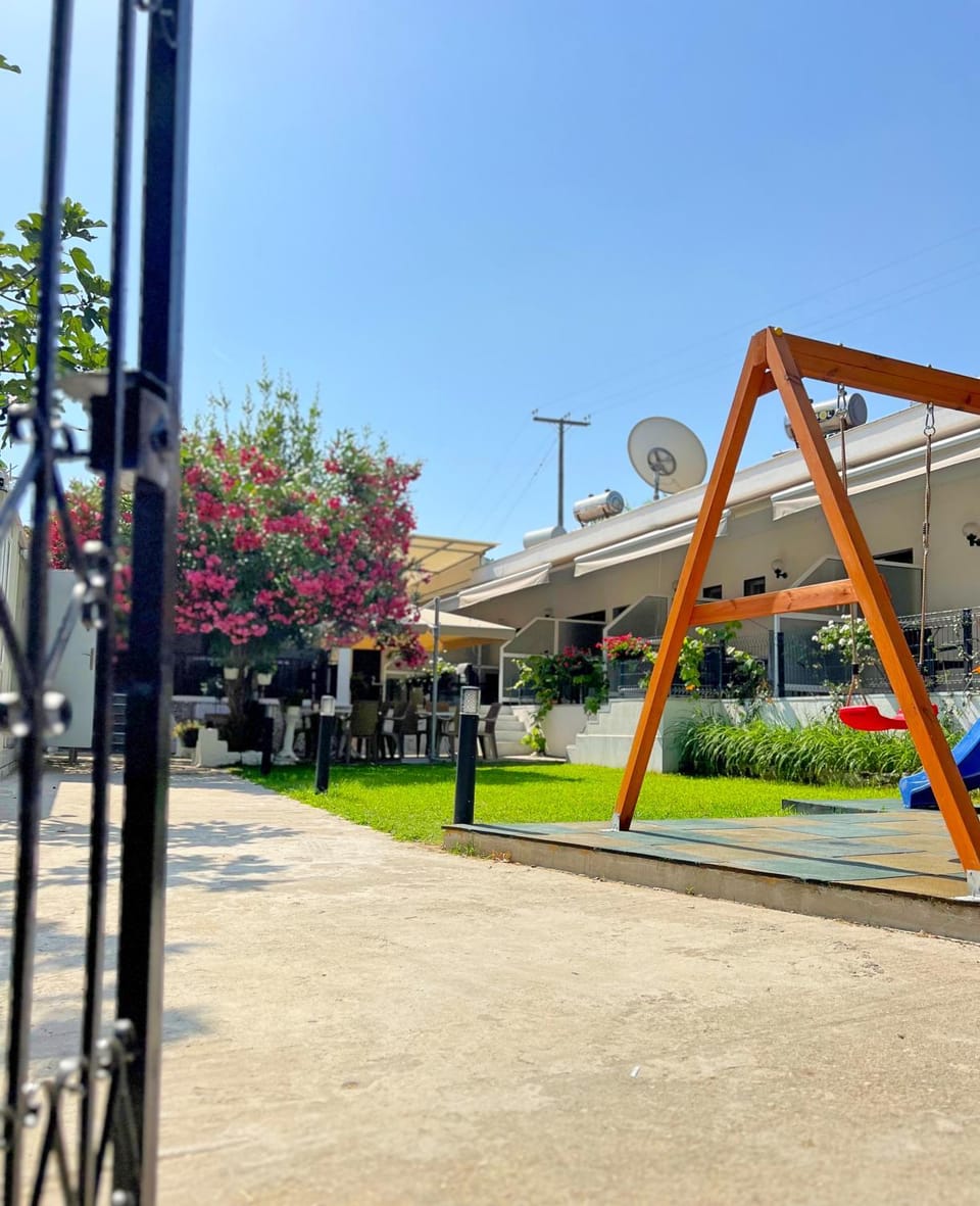 Property building, Facade/entrance, Day