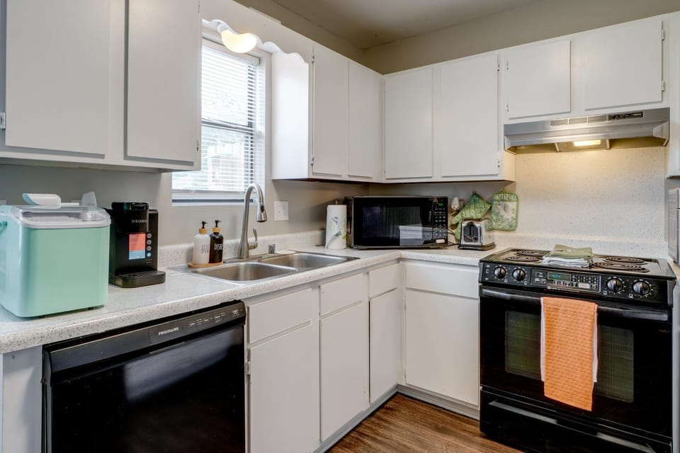 Walk to Park w/ Pond, Trails & More! Sherwood Unit House in Arkansas
