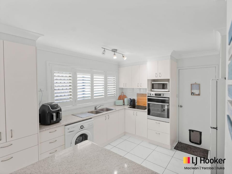 Barefoot by the Bay House in Iluka