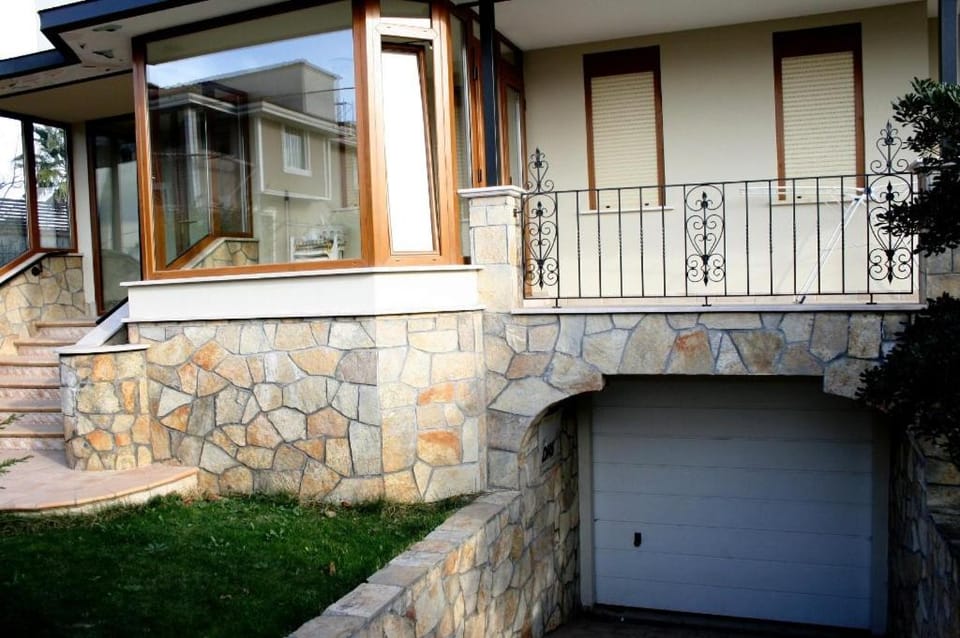 Day, Neighbourhood, Natural landscape, On site, Pets, Family