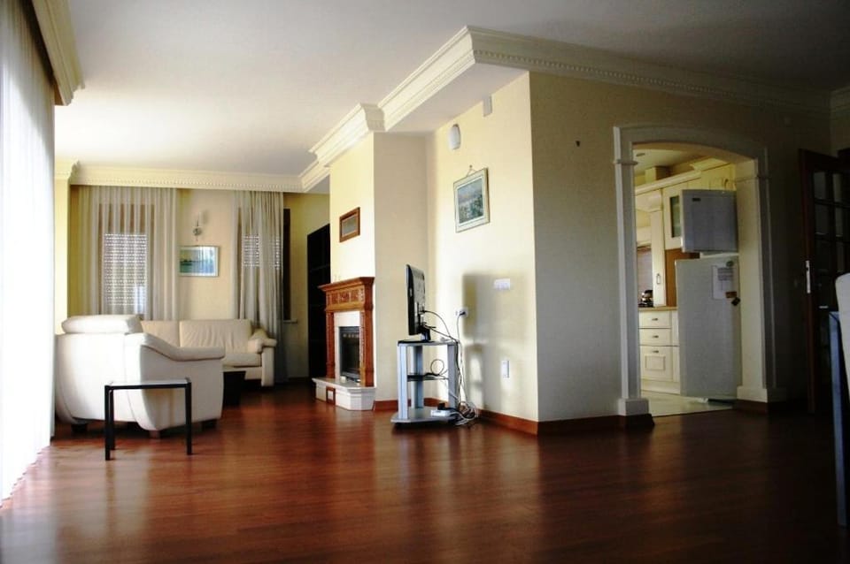 TV and multimedia, Living room, On site, group of guests, Family