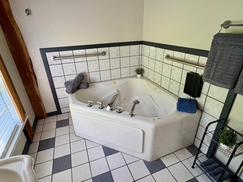 Mill Creek Suite (Jacuzzi Tub) - Potter’s Mill House in Bellevue