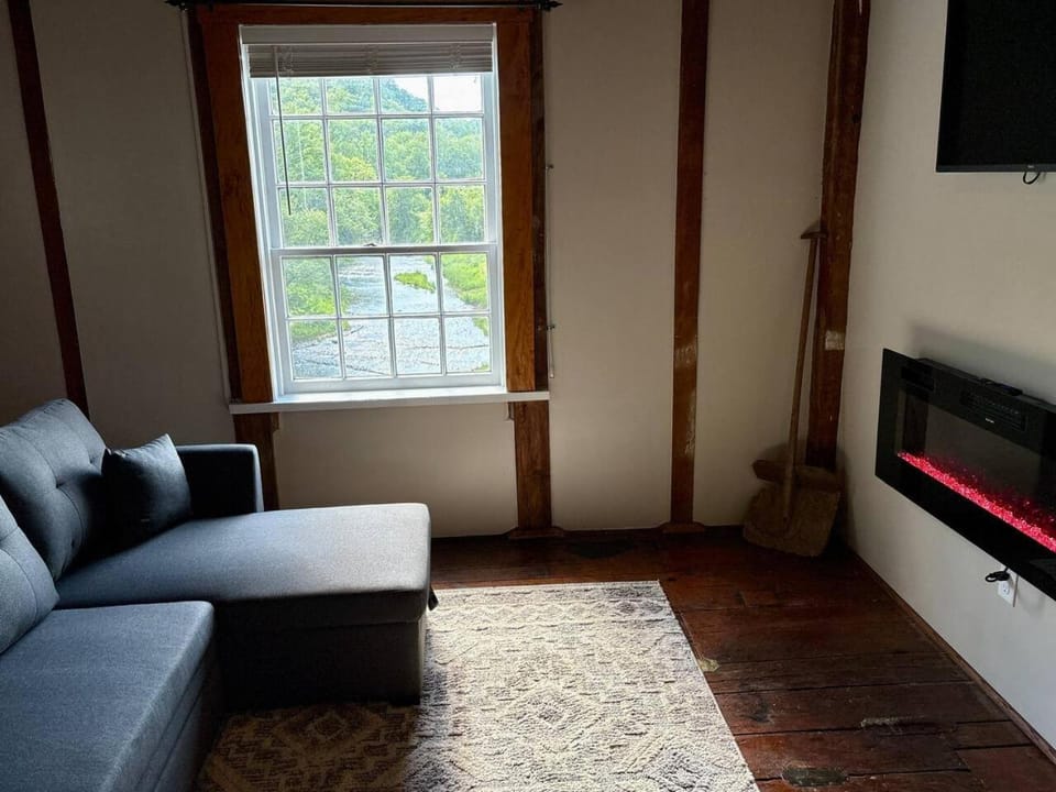 Captain Potter’s Suite (Jacuzzi Tub)-Potter’s Mill House in Bellevue