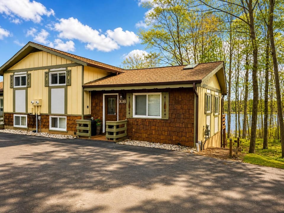 Serenity Now | 4BR Lakefront Cabin + Trail Access Cabin in Hurley