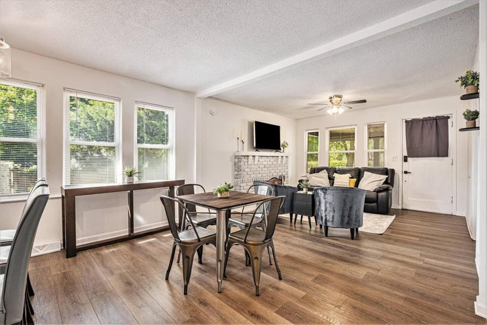 World Cup Stay | 3BR home | 24 Min to Arrowhead House in Lees Summit
