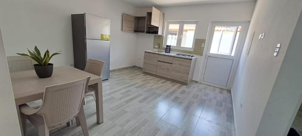 Kitchen or kitchenette, Dining area, stove