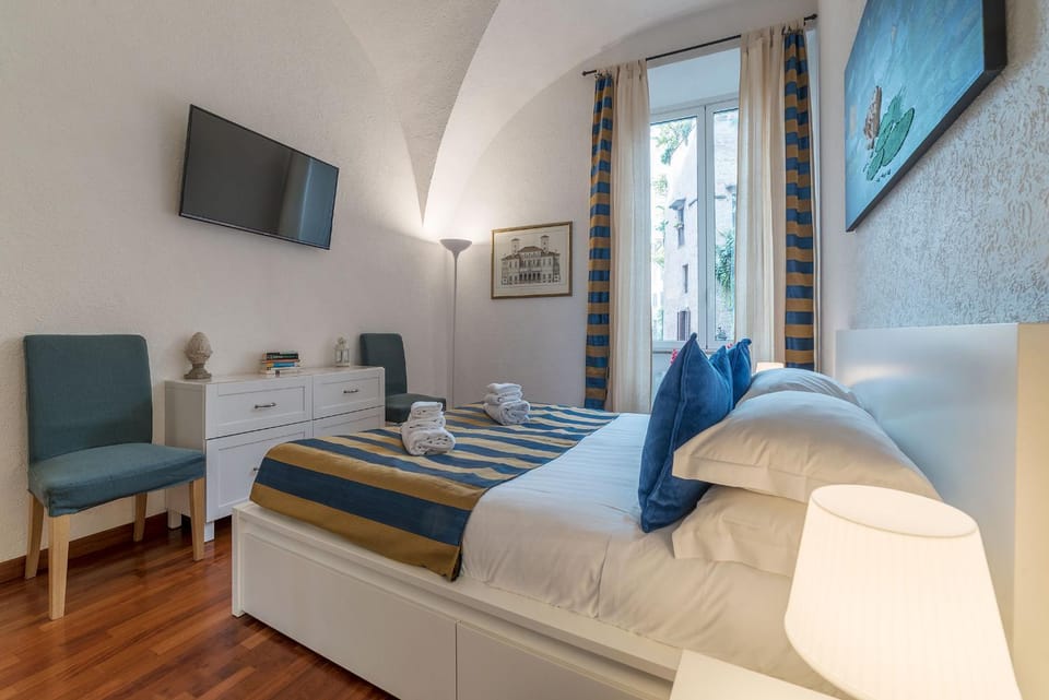 Bed, TV and multimedia, Bedroom