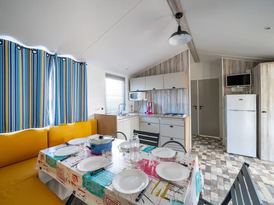 Mobil-home confortable - 8 pers. - API-1-52-2753 Campground/ 
RV Resort in Notre-Dame-de-Monts