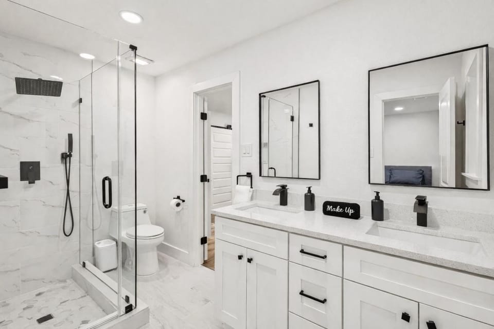 Serene 4BR w Open Layout Close to Galleria & DFW House in Farmers Branch