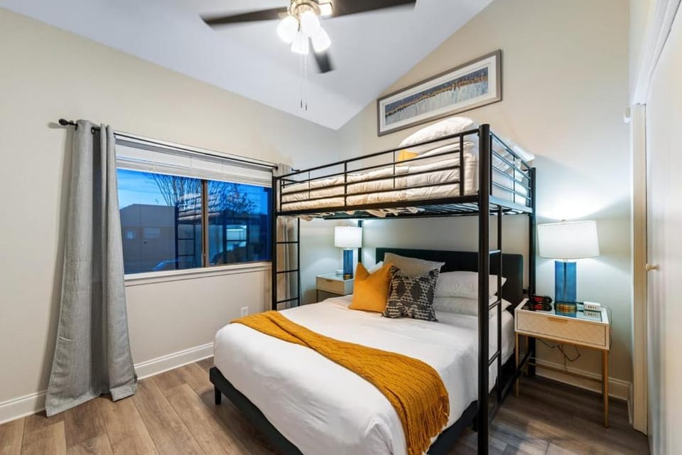 Gig Speed Internet, Private Hot Tub, near DFW and major highways House in Lewisville