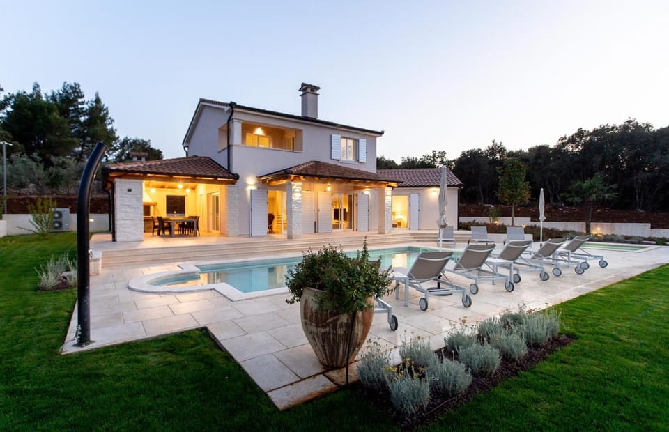 Property building, Patio, Garden view, Pool view, Swimming pool, sunbed