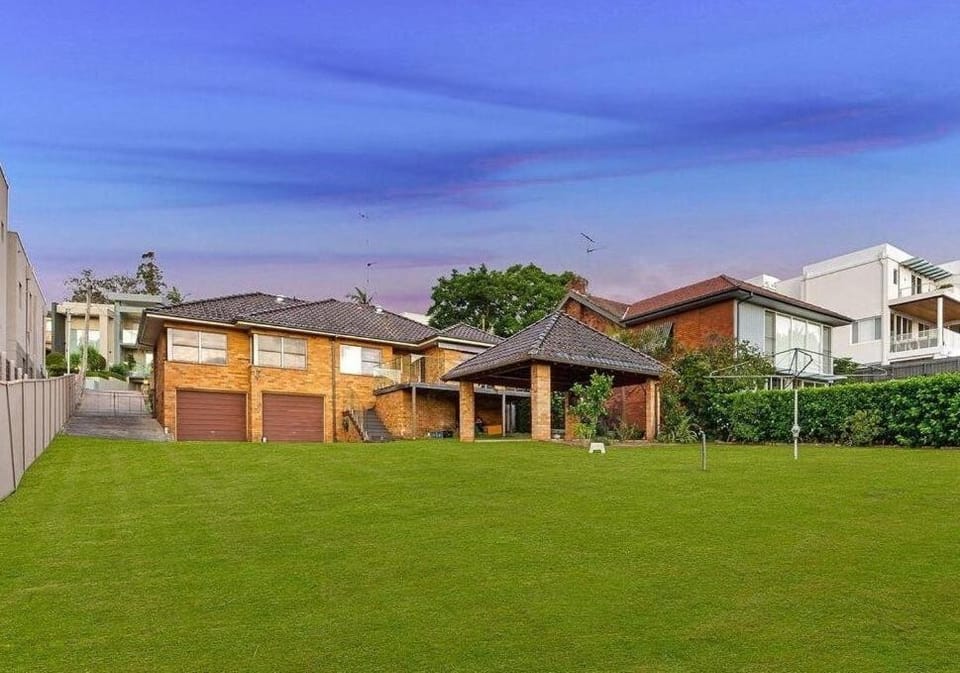 Spacious 4BR Family in Oatlands House in North Parramatta