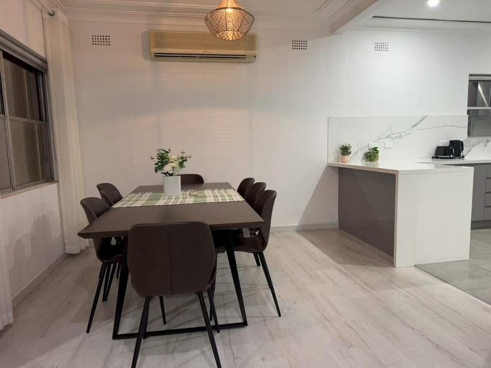 Spacious 4BR Family in Oatlands House in North Parramatta