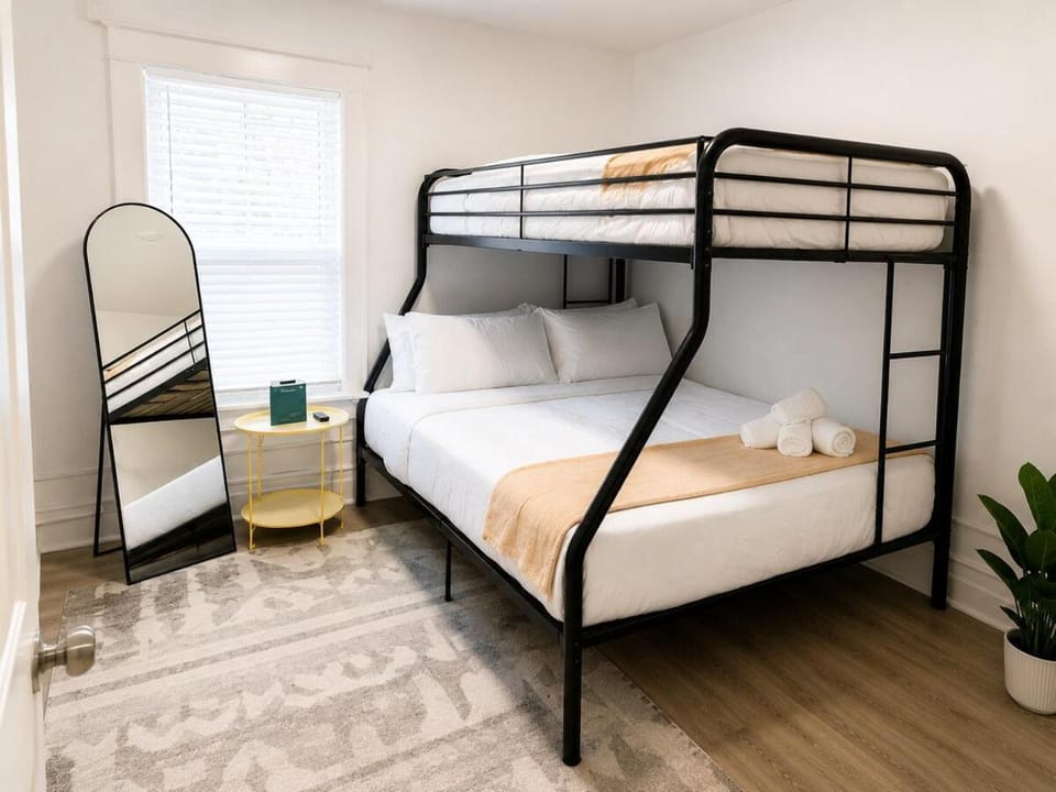 Spacious Modern 2BR Apartment Sleeps 6 Apartment in Niagara Falls