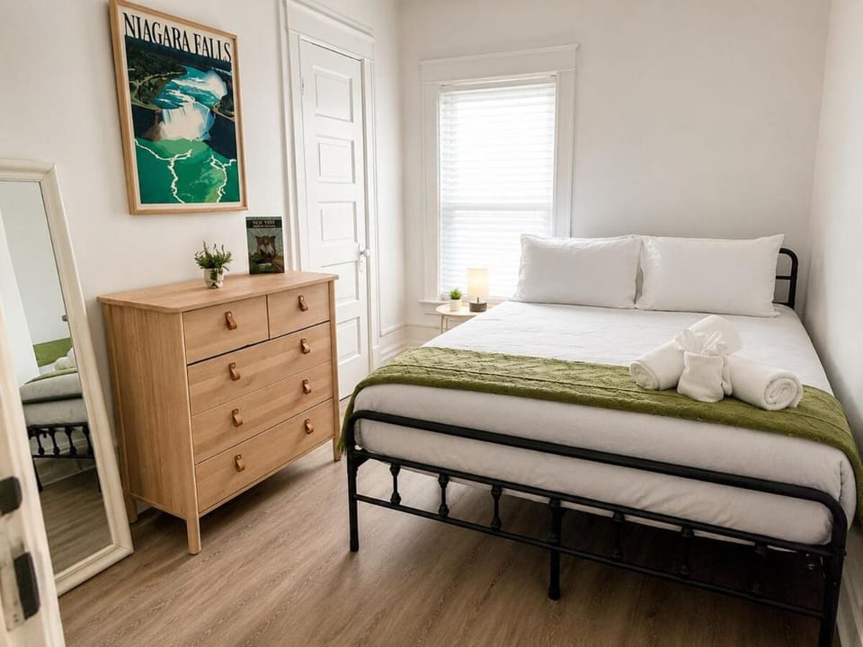 Spacious Modern 2BR Apartment Sleeps 6 Apartment in Niagara Falls