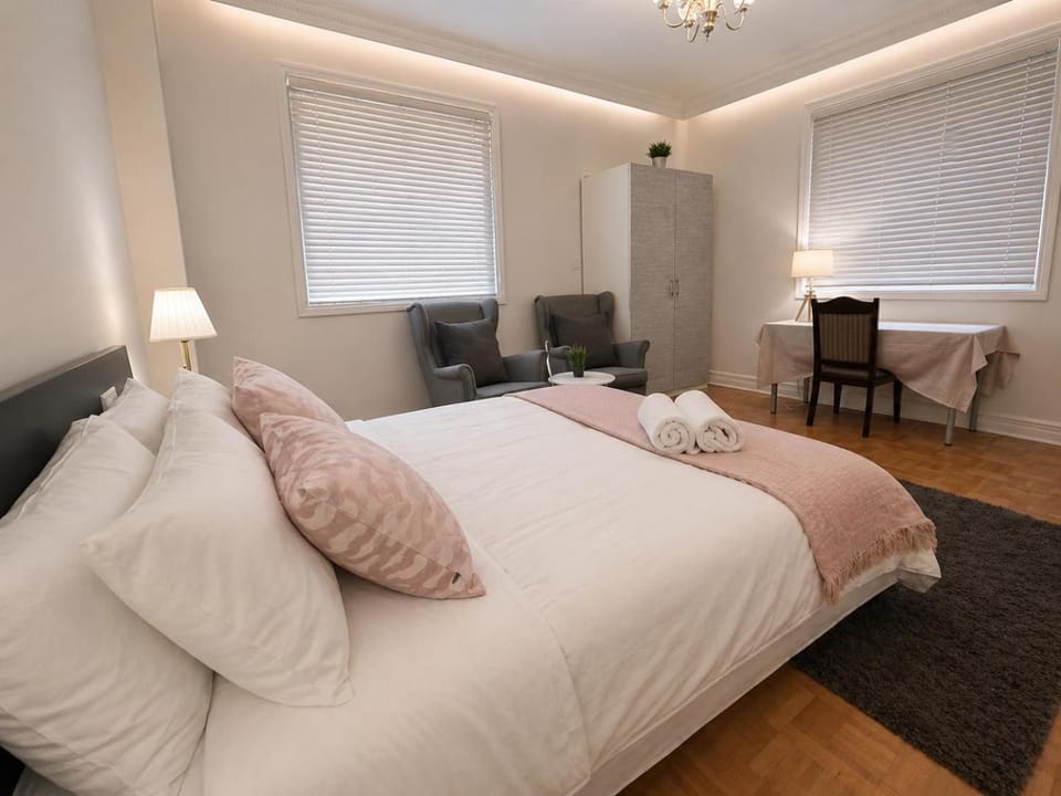 Downtown Toronto Private Room Near Subway with TV & Dedicated Bathroom Bed and Breakfast in Toronto