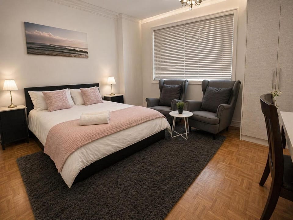 Downtown Toronto Private Room Near Subway with TV & Dedicated Bathroom Bed and Breakfast in Toronto